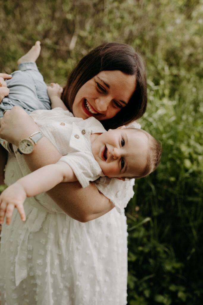 Maman et bébé en robe blanche, séance famille en extérieur