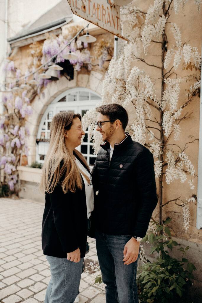 Séance photo couple à Orléans devant une façade fleurie