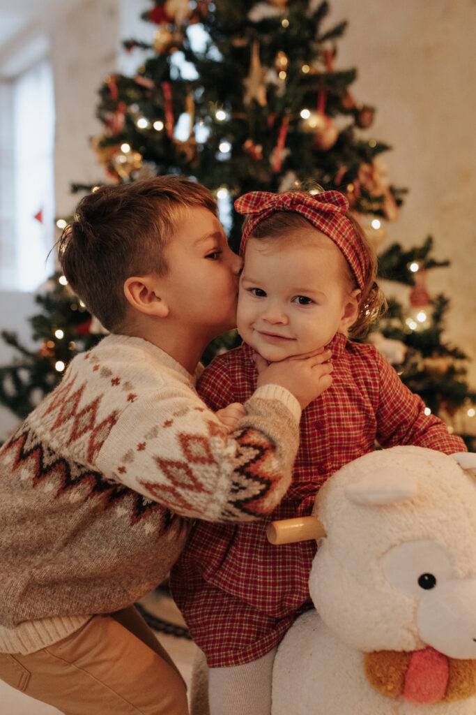 Câlin entre frère et sœur, séance photo de Noël à Orléans