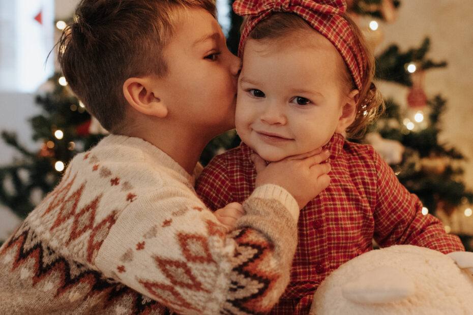 Câlin entre frère et sœur, séance photo de Noël à Orléans