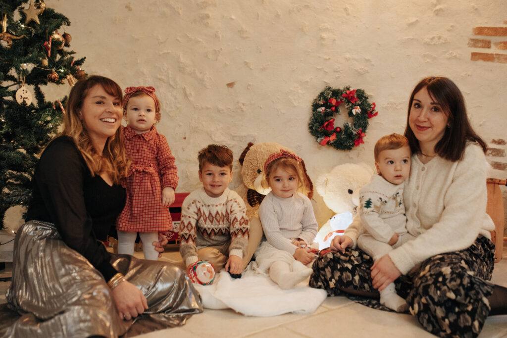 Mamans et enfants devant le sapin, séance photo de Noël en famille