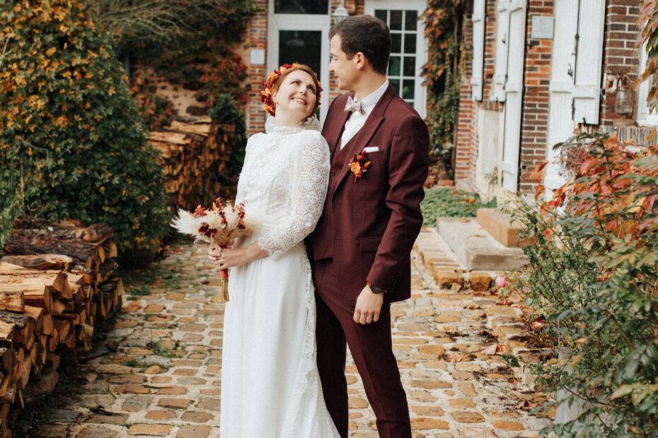 Séance photo couple dans la cour pavée du Domaine de Vaujoly, mariage d'automne