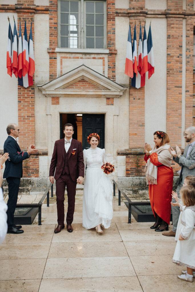 Sortie des mariés de l'hôtel Montescot, mairie de Chartres, après le mariage civil