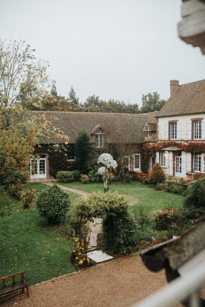 Vue sur la cour et les bâtiments du Domaine de Vaujoly en automne, près de Chartres