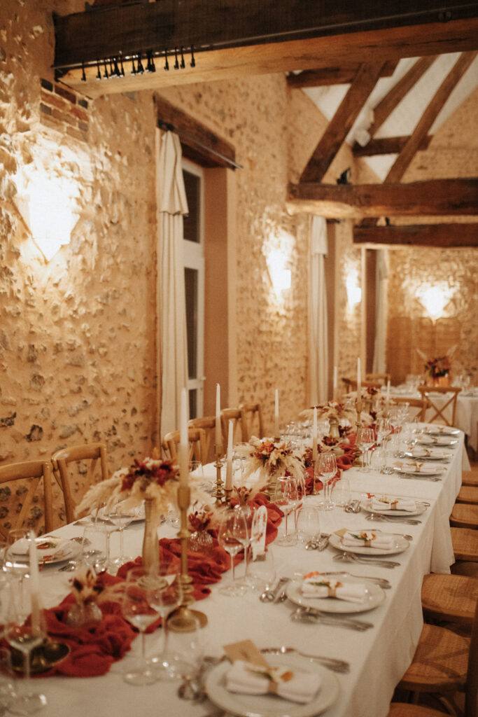 Salle de réception du Domaine de Vaujoly décorée de fleurs d'automne et de bougies