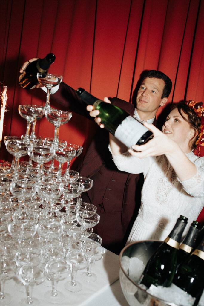 Les mariés versent la cascade de Vouvray sur la pyramide de coupes, Domaine de Vaujoly