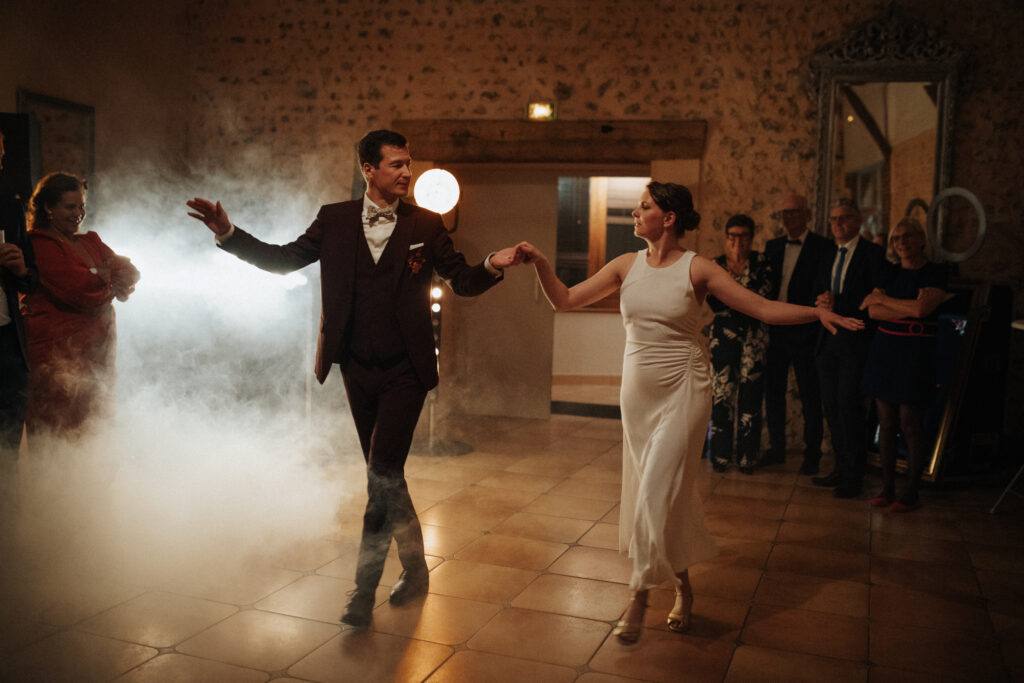 Ouverture de bal des mariés dans la fumée lourde au Domaine de Vaujoly