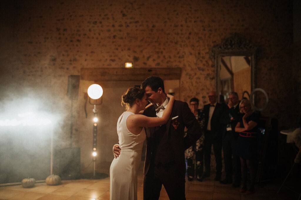 Première danse des mariés sous les projecteurs, soirée de mariage au Domaine de Vaujoly