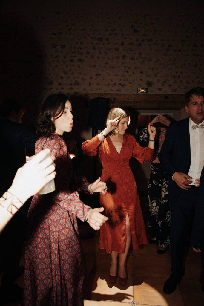 Invités qui dansent pendant la soirée de mariage au Domaine de Vaujoly