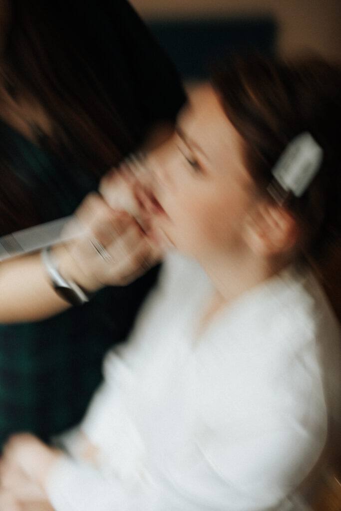 Maquillage de la mariée pendant les préparatifs au Domaine de Vaujoly