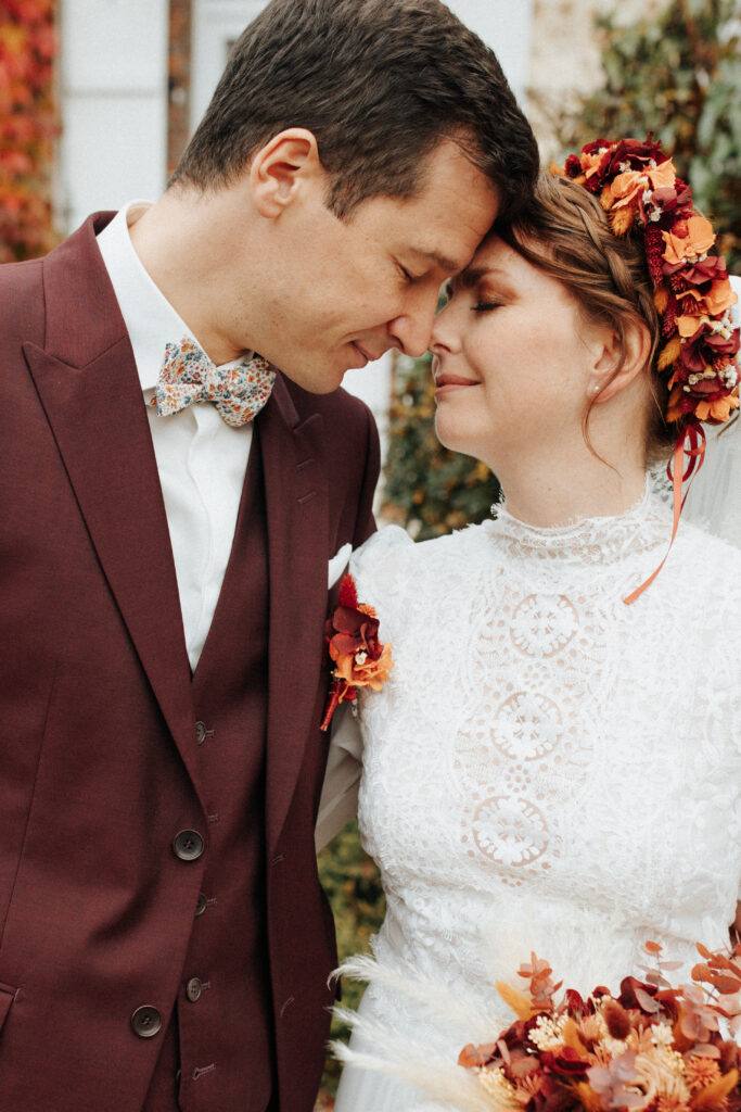 Moment tendre entre les mariés, la mariée porte une couronne de fleurs séchées, Domaine de Vaujoly