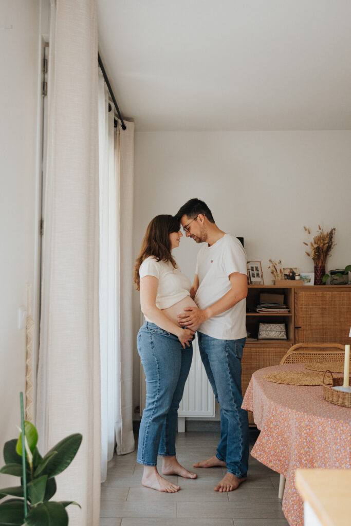 Photographe grossesse à domicile à Orléans, couple dans la chambre de bébé