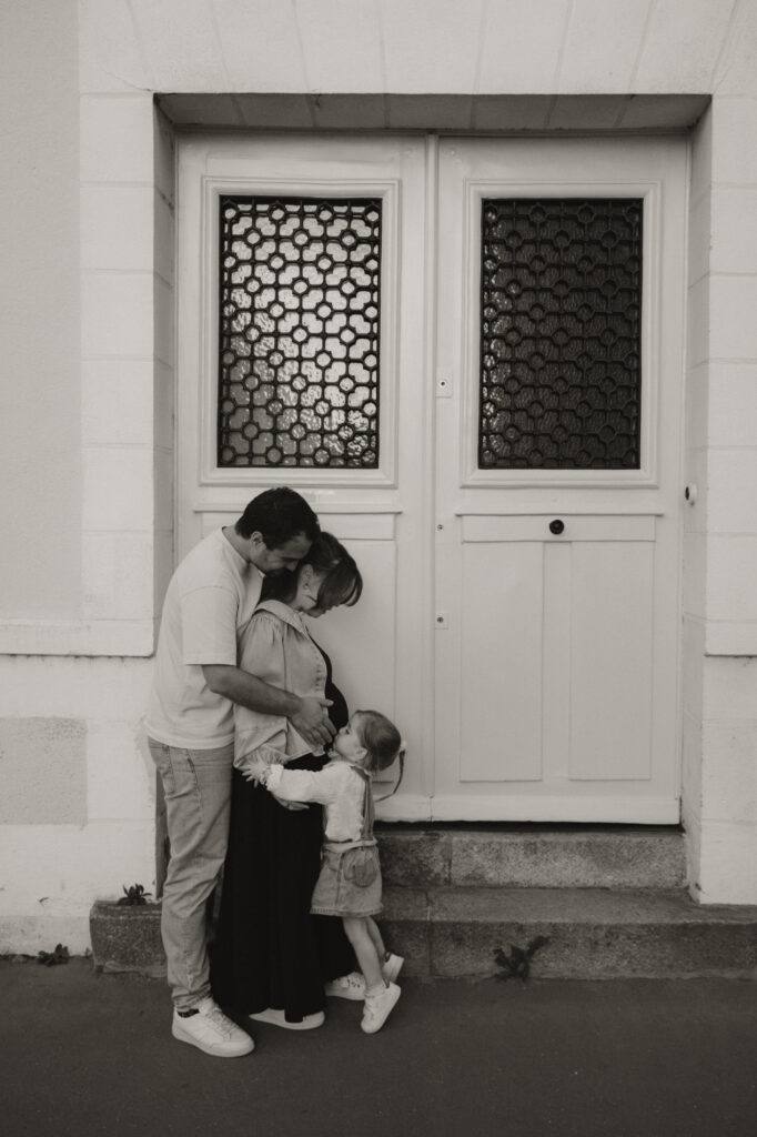 Séance grossesse en famille en noir et blanc, Orléans