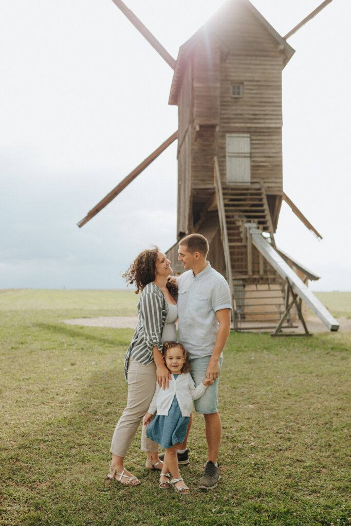 Famille devant un moulin, séance photo famille dans le Loiret