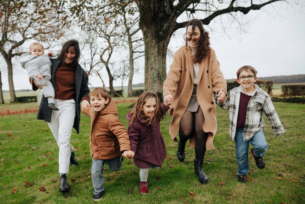 Famille qui court dans un parc en automne, séance photo famille à Orléans