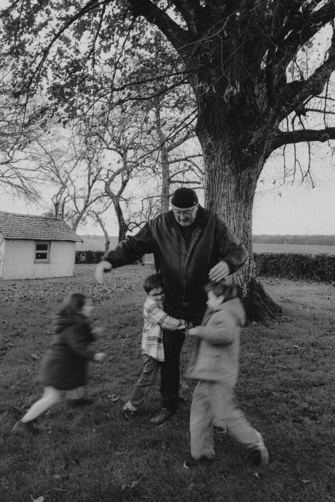 Grand-père et ses petits-enfants en noir et blanc, séance photo famille