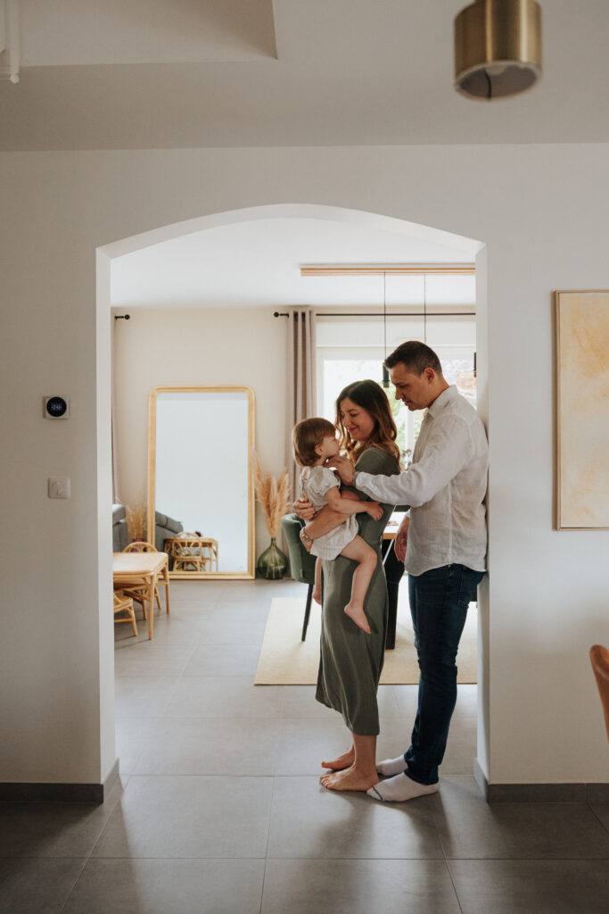 Parents et leur fille dans le salon, séance photo famille à domicile