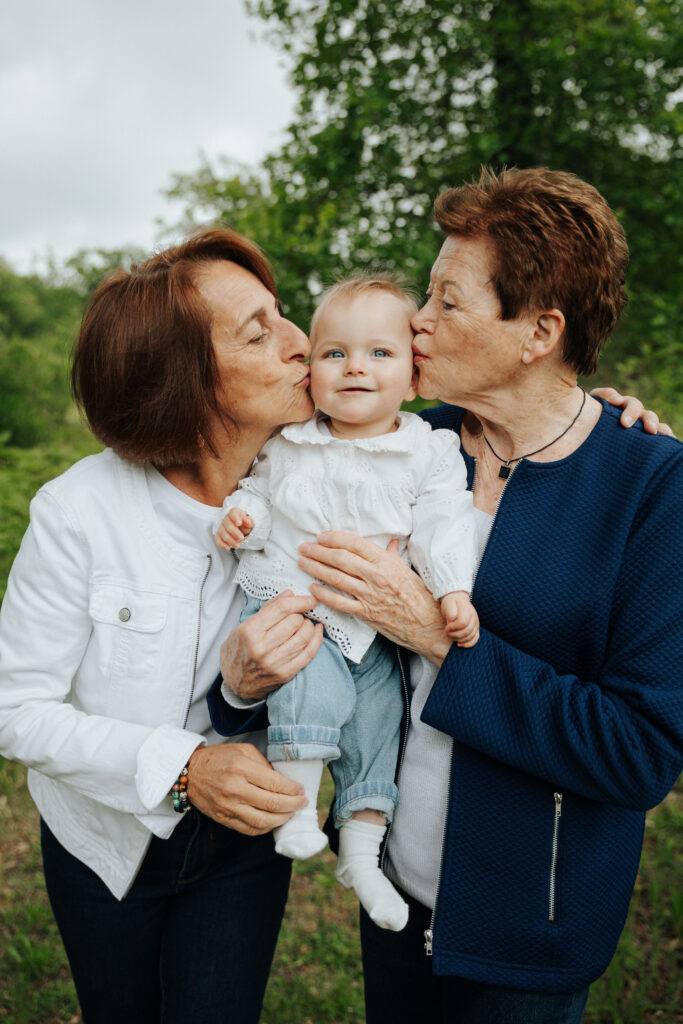 Grands-parents qui embrassent leur petit-fils, séance photo famille
