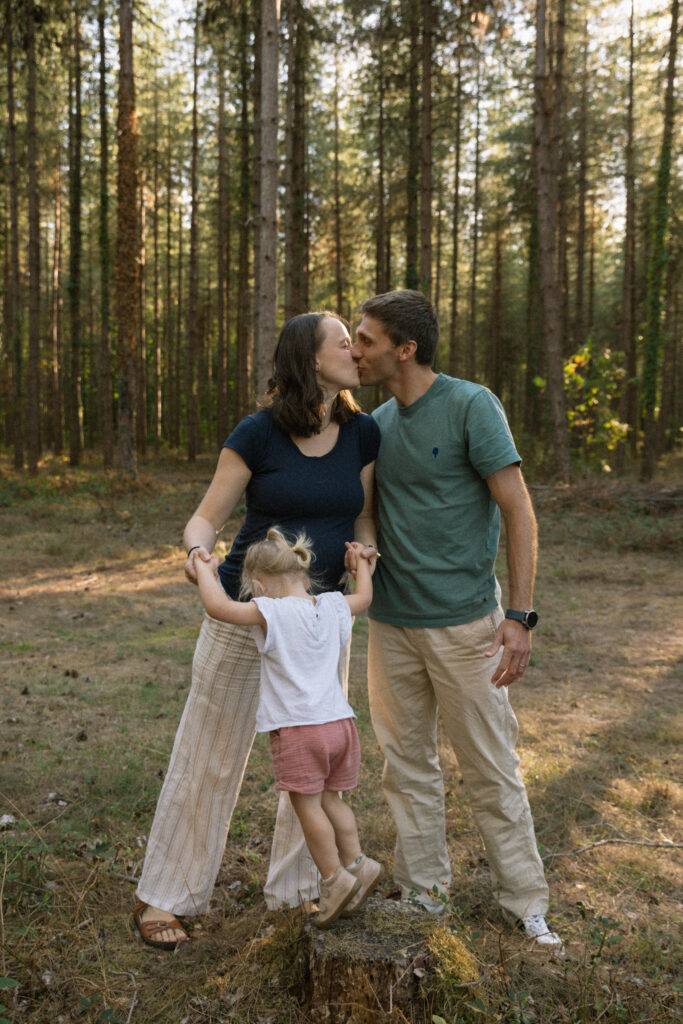 Séance grossesse en famille en forêt près d'Orléans