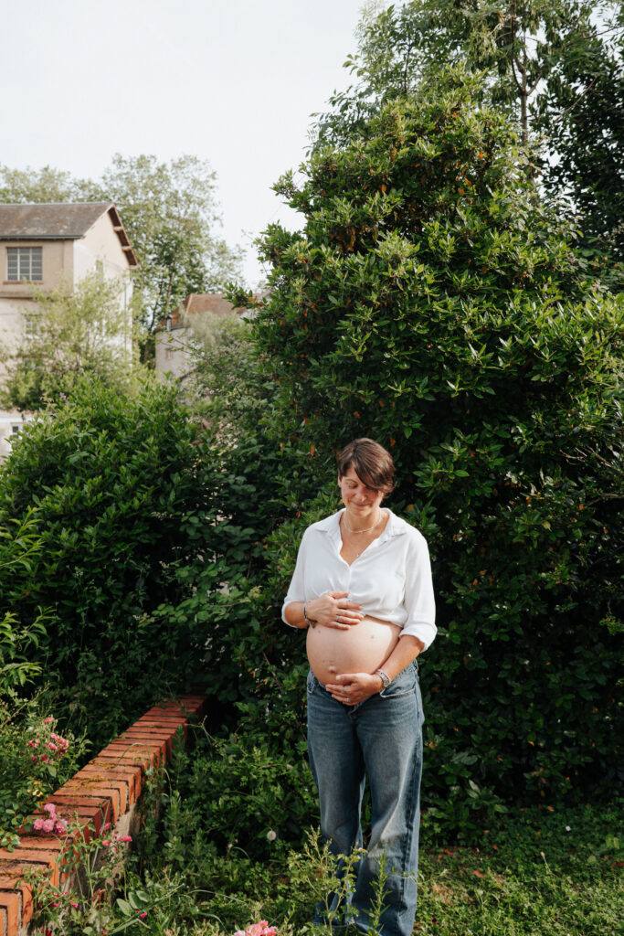 Future maman dans son jardin, séance grossesse à domicile dans le Loiret