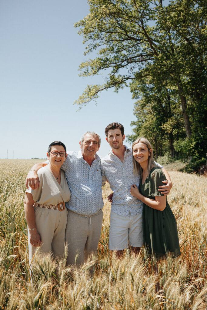 Photo de famille avec les grands-parents dans les blés, photographe famille Loiret