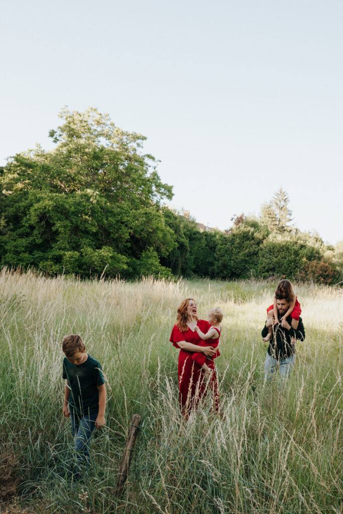 Maman et son enfant dans les hautes herbes, séance photo famille en extérieur