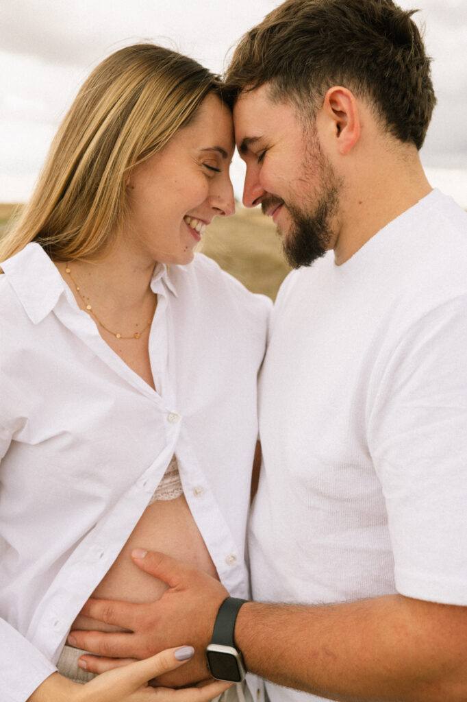 Futurs parents front contre front, séance grossesse à Orléans