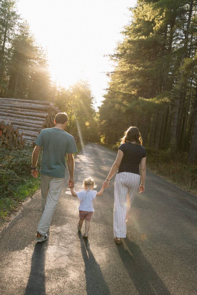 Balade en famille en forêt au coucher du soleil, séance grossesse près d'Orléans