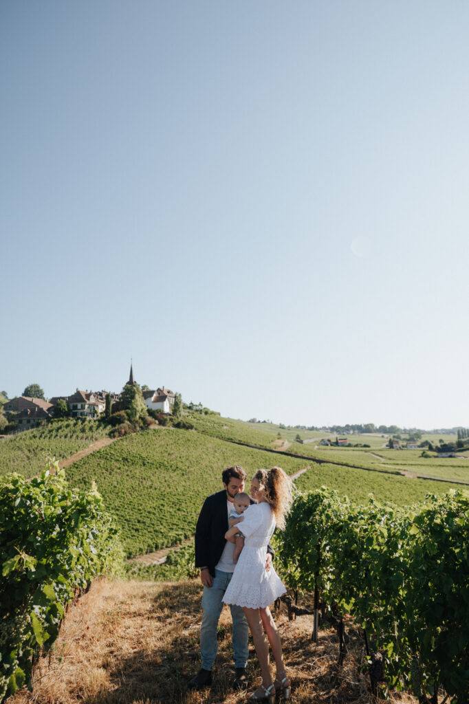 Parents et enfant dans les vignes, séance photo famille en extérieur