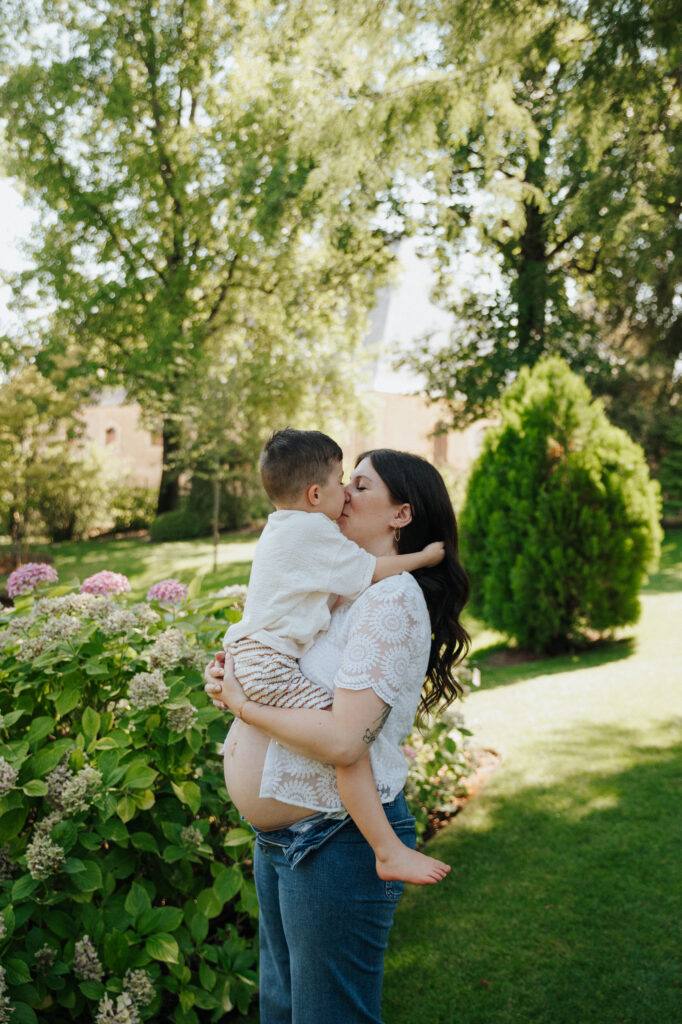 Future maman et son fils dans le jardin, séance grossesse à Orléans