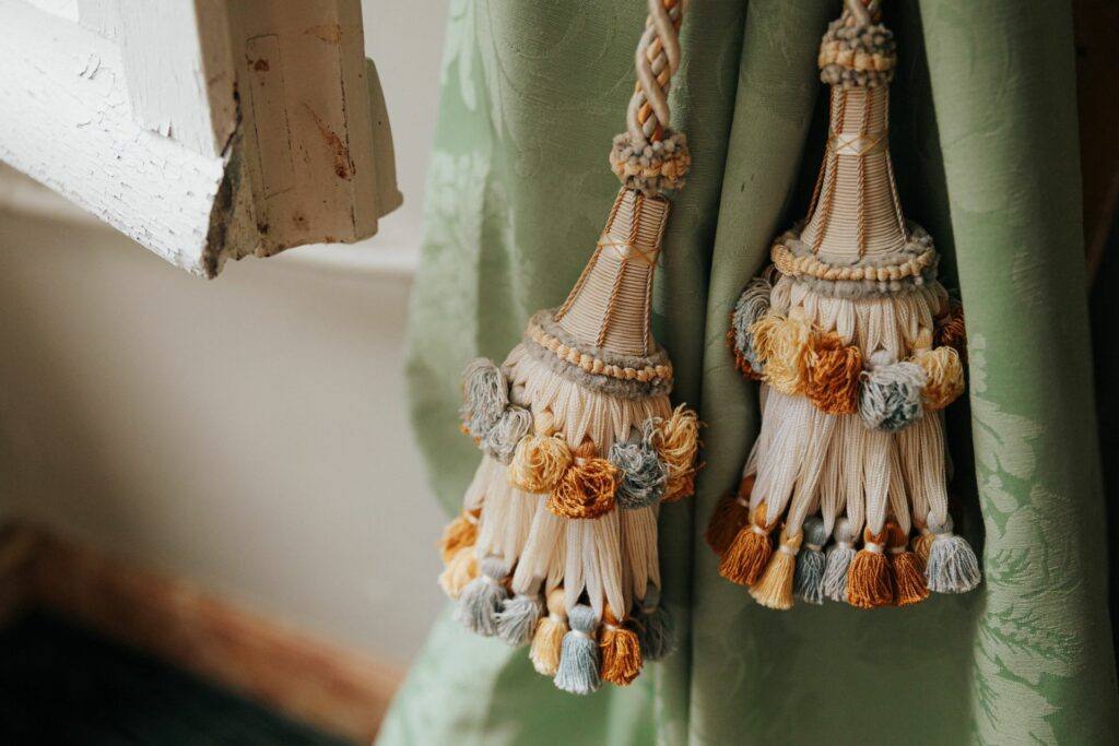 Rideaux et boiseries anciennes dans le salon du Manoir du Grand Courtoiseau, lieu de mariage près d'Orléans