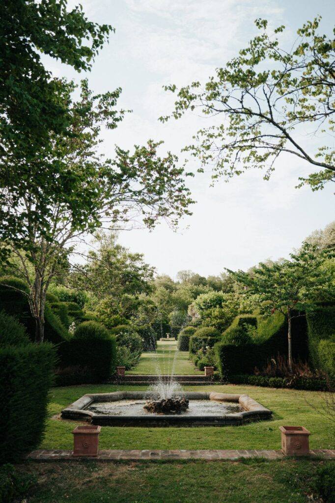 Fontaine du jardin à la française du Manoir du Grand Courtoiseau, à Triguères dans le Loiret