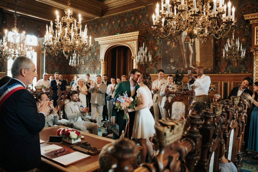 Baiser des mariés sous les lustres de la salle des mariages de l'Hôtel Groslot, mairie d'Orléans