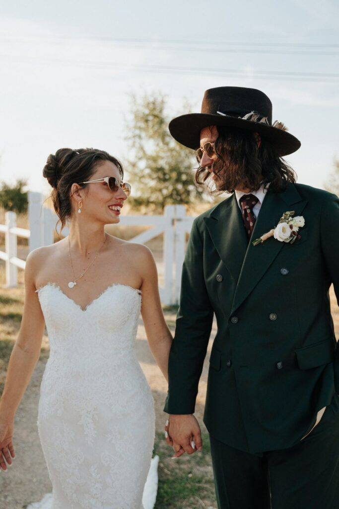 Les mariés en lunettes de soleil, le marié en chapeau et costume vert, style années 60, Domaine de la Volière