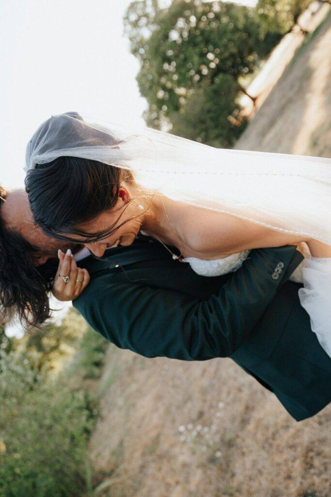 Le marié porte la mariée dans ses bras, photo créative au Domaine de la Volière