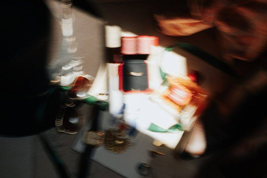Alliances en mouvement, photo artistique d'un mariage au Domaine de la Volière