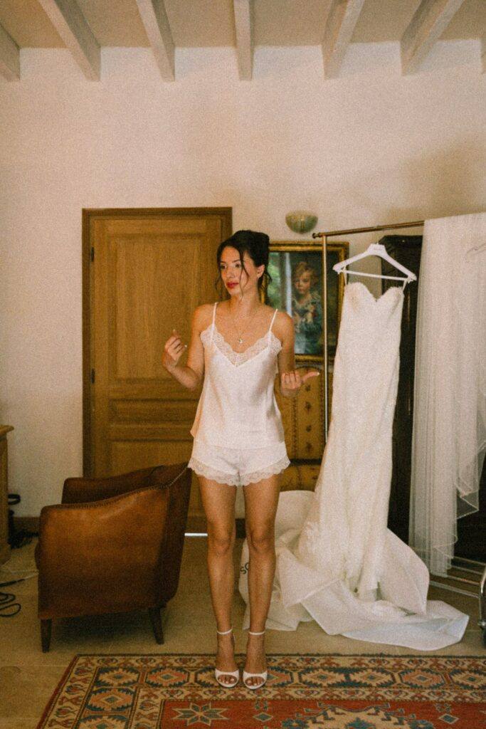 Préparatifs de la mariée dans la chambre nuptiale du Domaine de la Volière