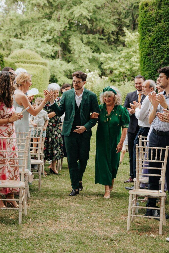 Entrée du marié en costume vert sous les applaudissements, cérémonie laïque au Manoir du Grand Courtoiseau