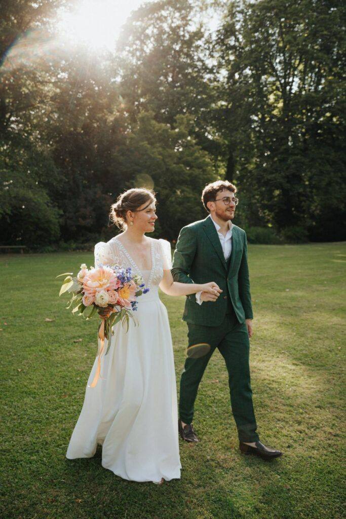 Ana et Hugues marchent dans le parc du Manoir du Grand Courtoiseau, bouquet de pivoines et lumière d'été