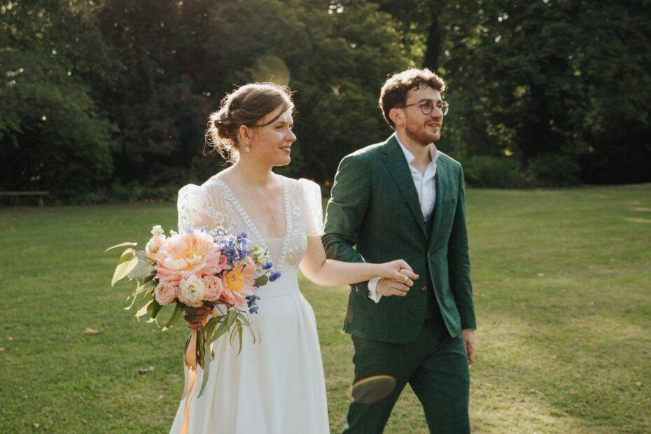 Ana et Hugues marchent dans le parc du Manoir du Grand Courtoiseau, bouquet de pivoines et lumière d'été