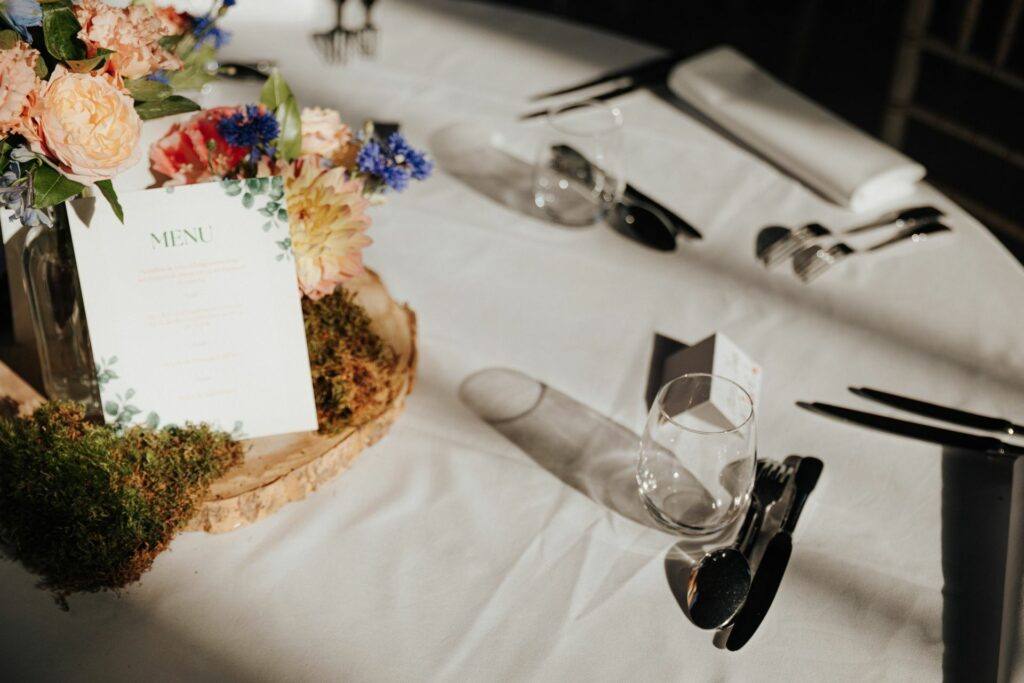 Décoration de table et menu du mariage au Manoir du Grand Courtoiseau