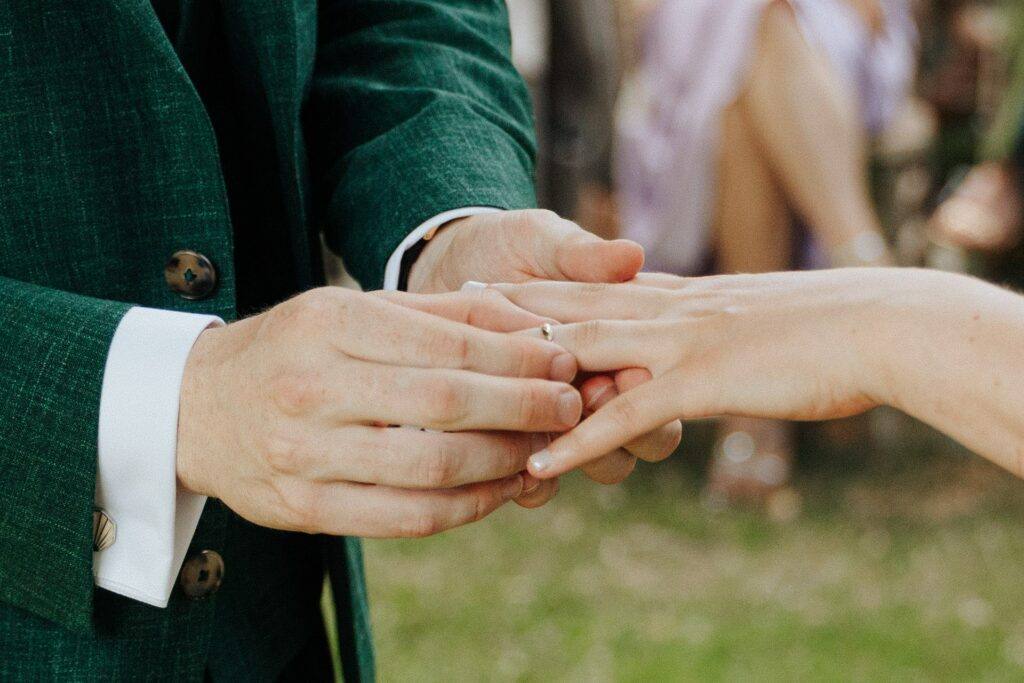 Échange des alliances pendant la cérémonie laïque au Manoir du Grand Courtoiseau