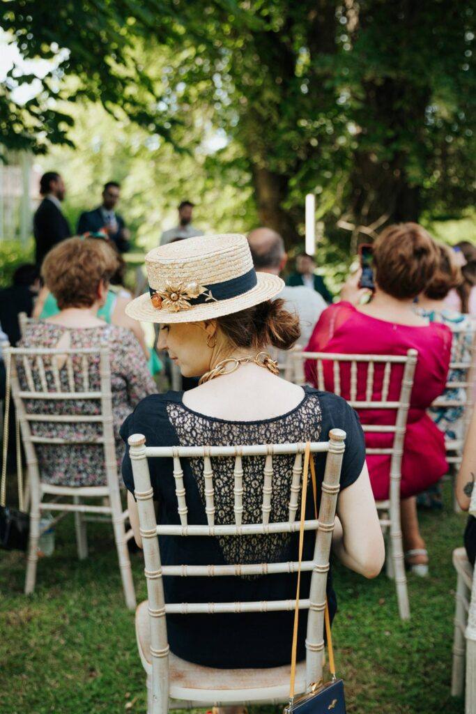 Invitée au canotier pendant la cérémonie laïque en plein air au Manoir du Grand Courtoiseau