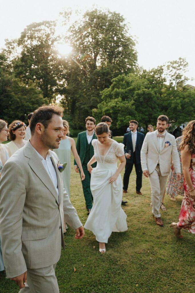 Les mariés entourés de leurs amis dans le parc du Manoir du Grand Courtoiseau au soleil couchant