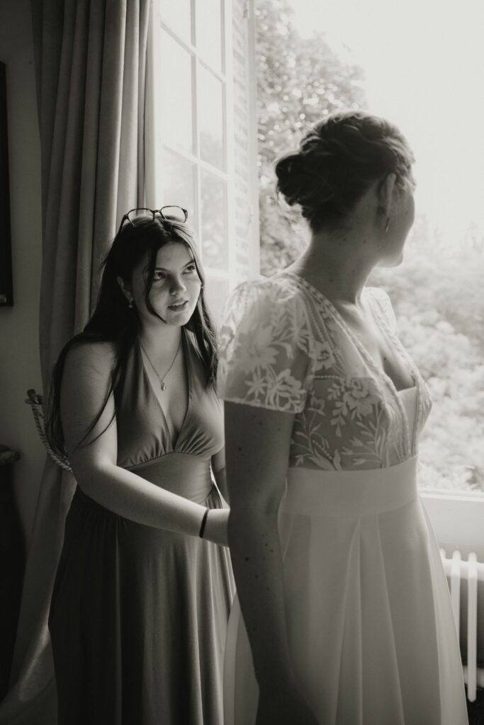 Habillage de la mariée pendant les préparatifs au Manoir du Grand Courtoiseau