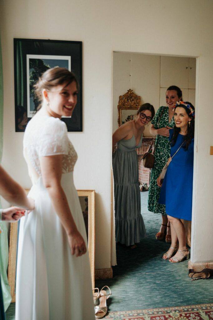 La mariée et ses témoins pendant les préparatifs au Manoir du Grand Courtoiseau