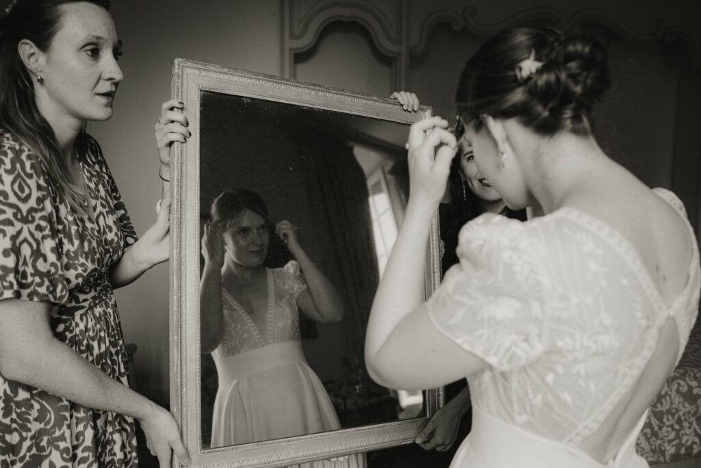 Reflet de la mariée dans le miroir pendant les préparatifs au Manoir du Grand Courtoiseau