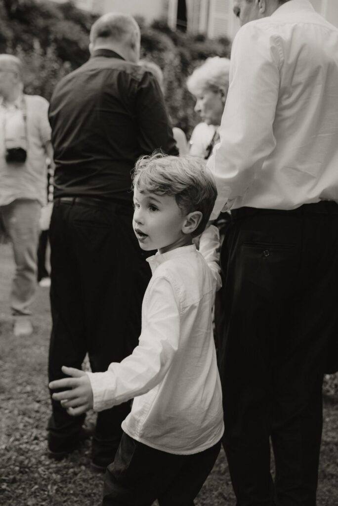 Un petit invité pendant le vin d'honneur au Manoir du Grand Courtoiseau, photo en noir et blanc