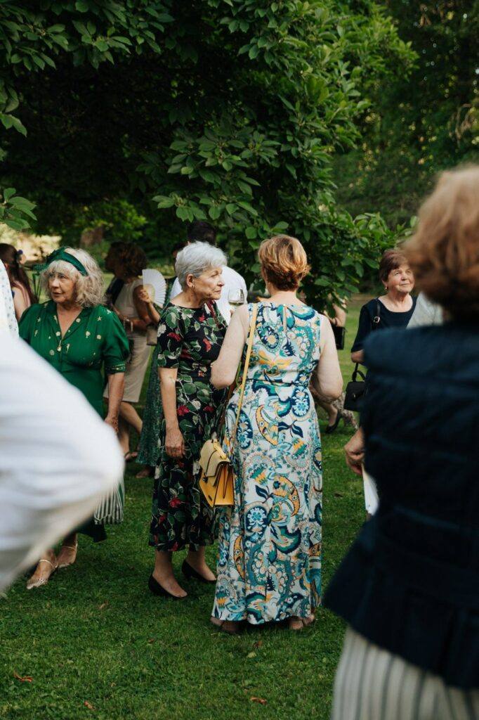 Invités qui discutent dans le parc pendant le vin d'honneur au Manoir du Grand Courtoiseau