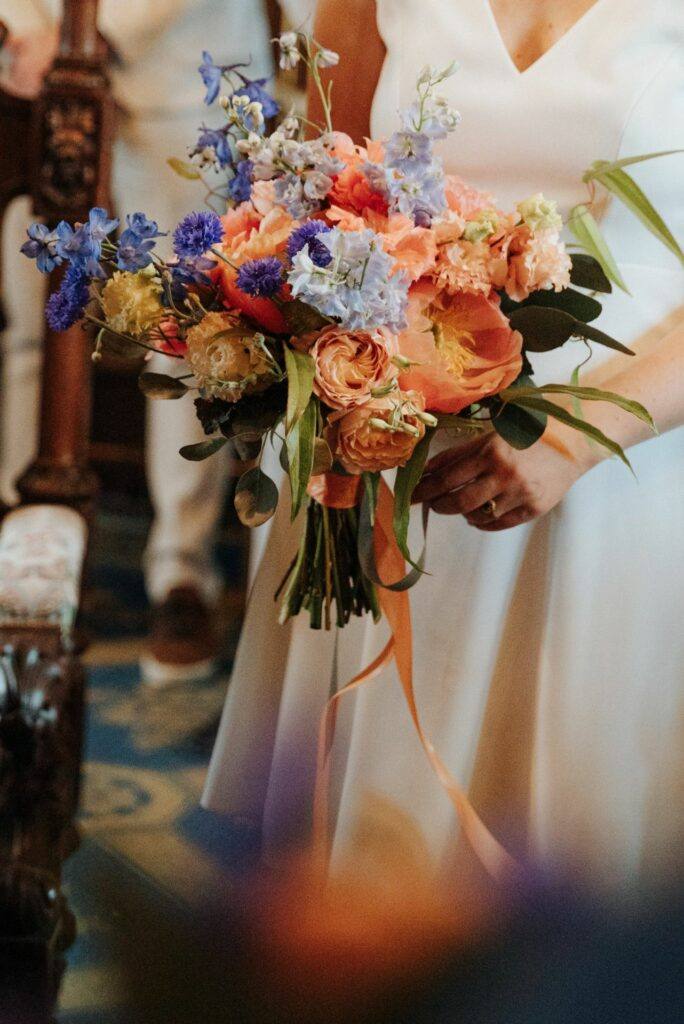 Bouquet de la mariée aux tons pêche et bleus, mariage à Orléans
